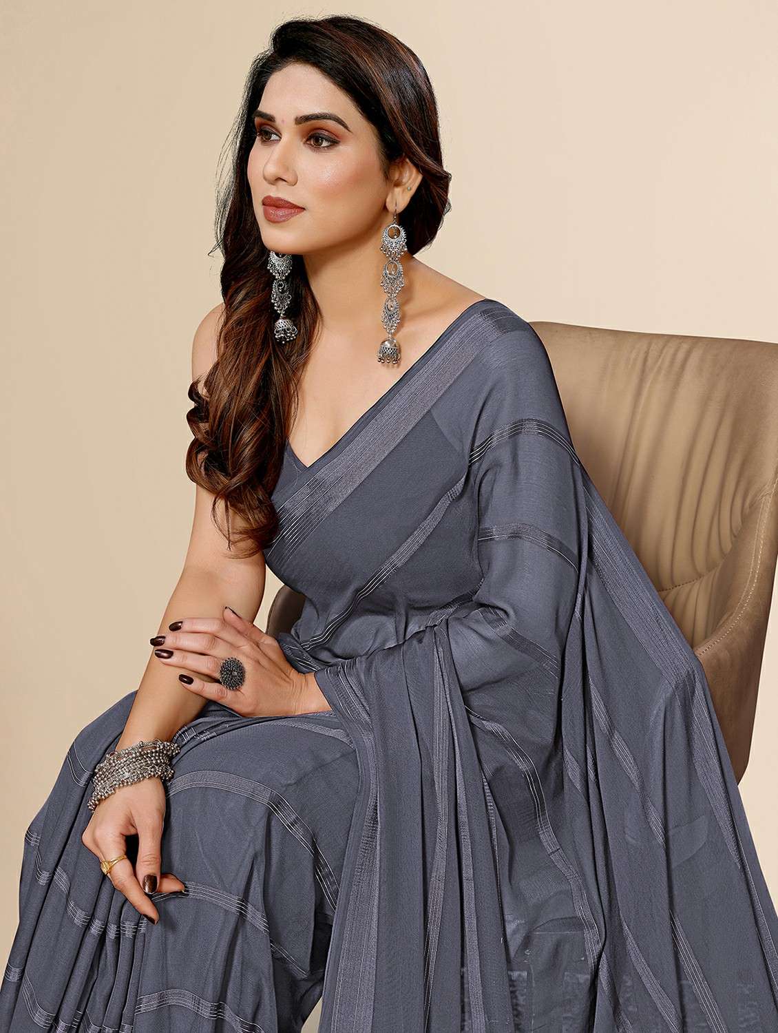 women striped plain saree with blouse - 22050047 -  Standard Image - 4