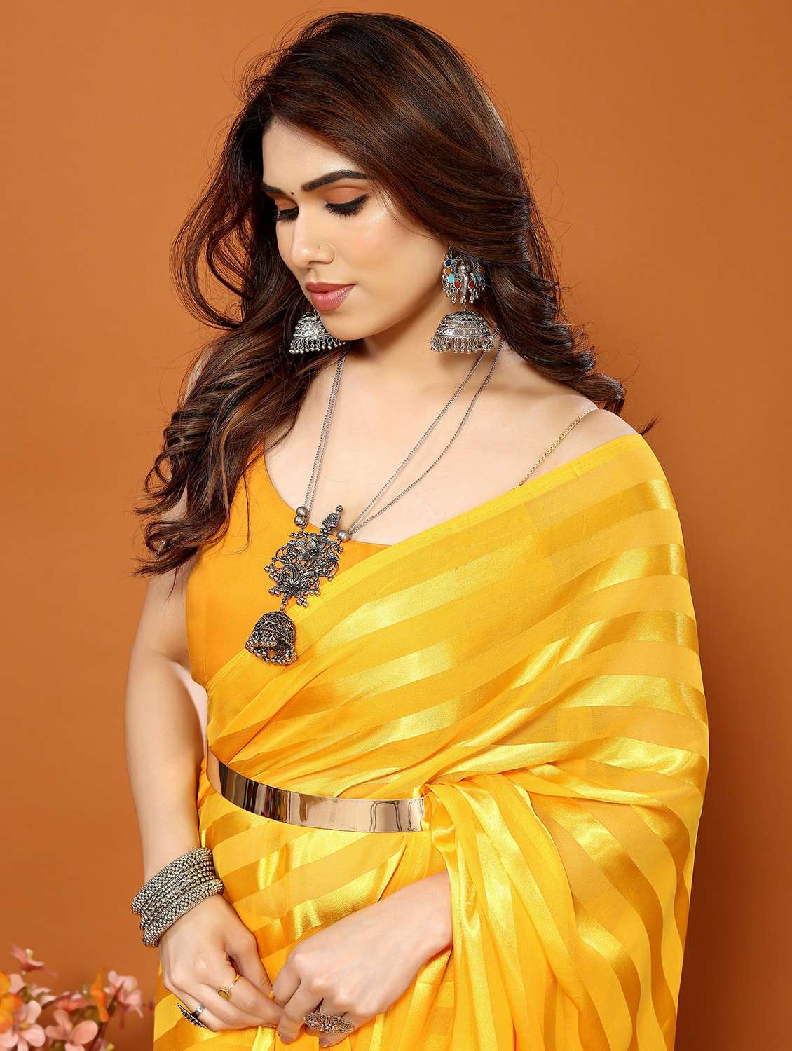 women striped plain saree with blouse - 22050295 -  Standard Image - 4