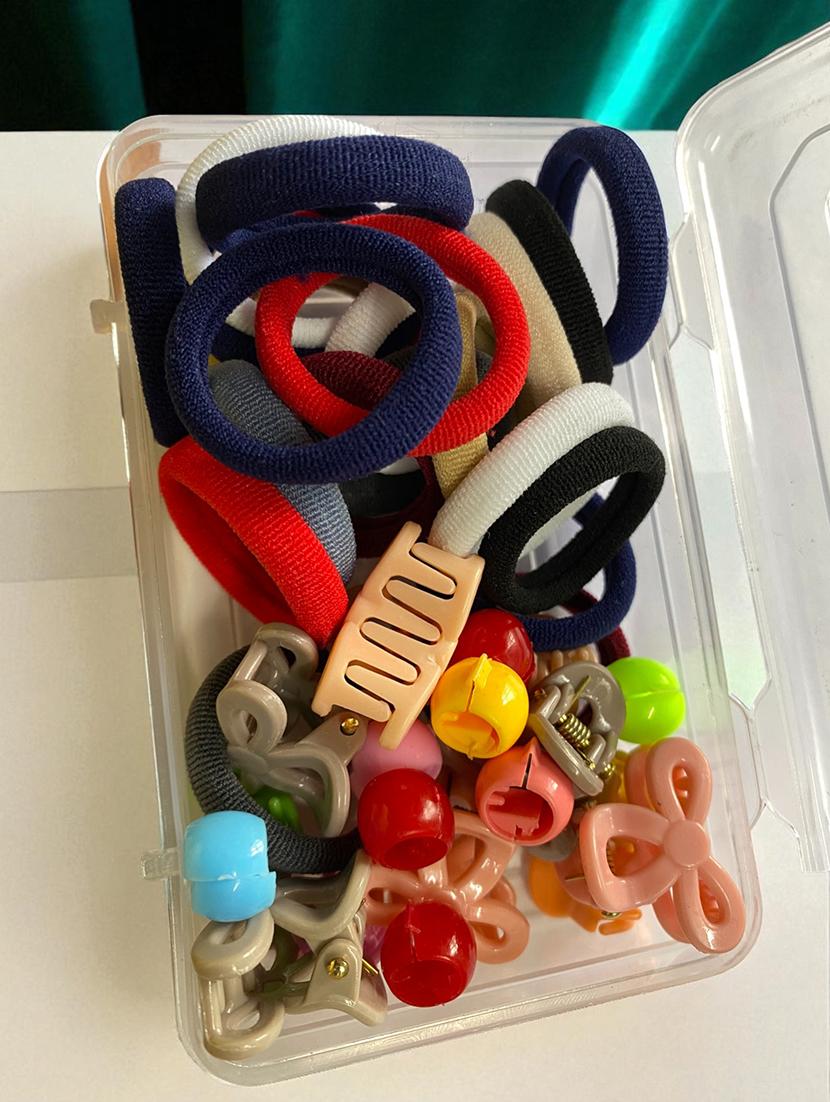 pack of multicolored rubber bands and clutchers - 22052004 -  Standard Image - 1