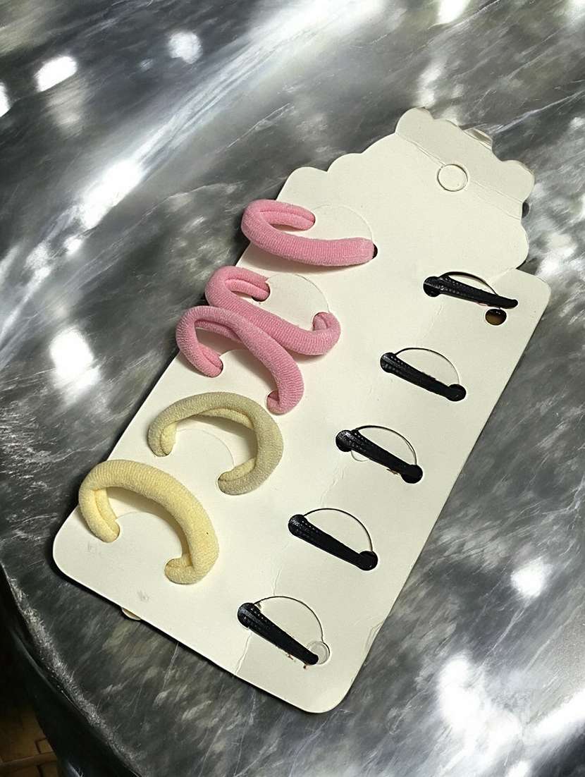 pack of multicolored rubber bands and hair clips - 22052024 - Standard Image - 1