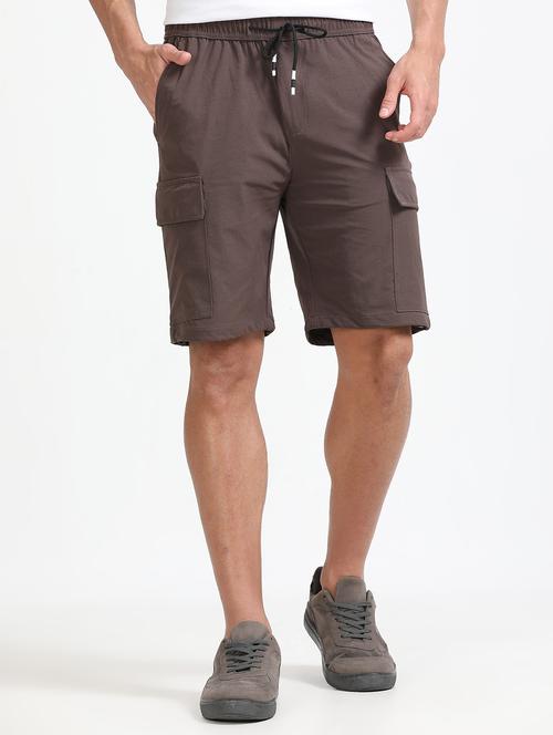 men solid mid rise regular fit cargo shorts - 22052648 - Standard Image - 0