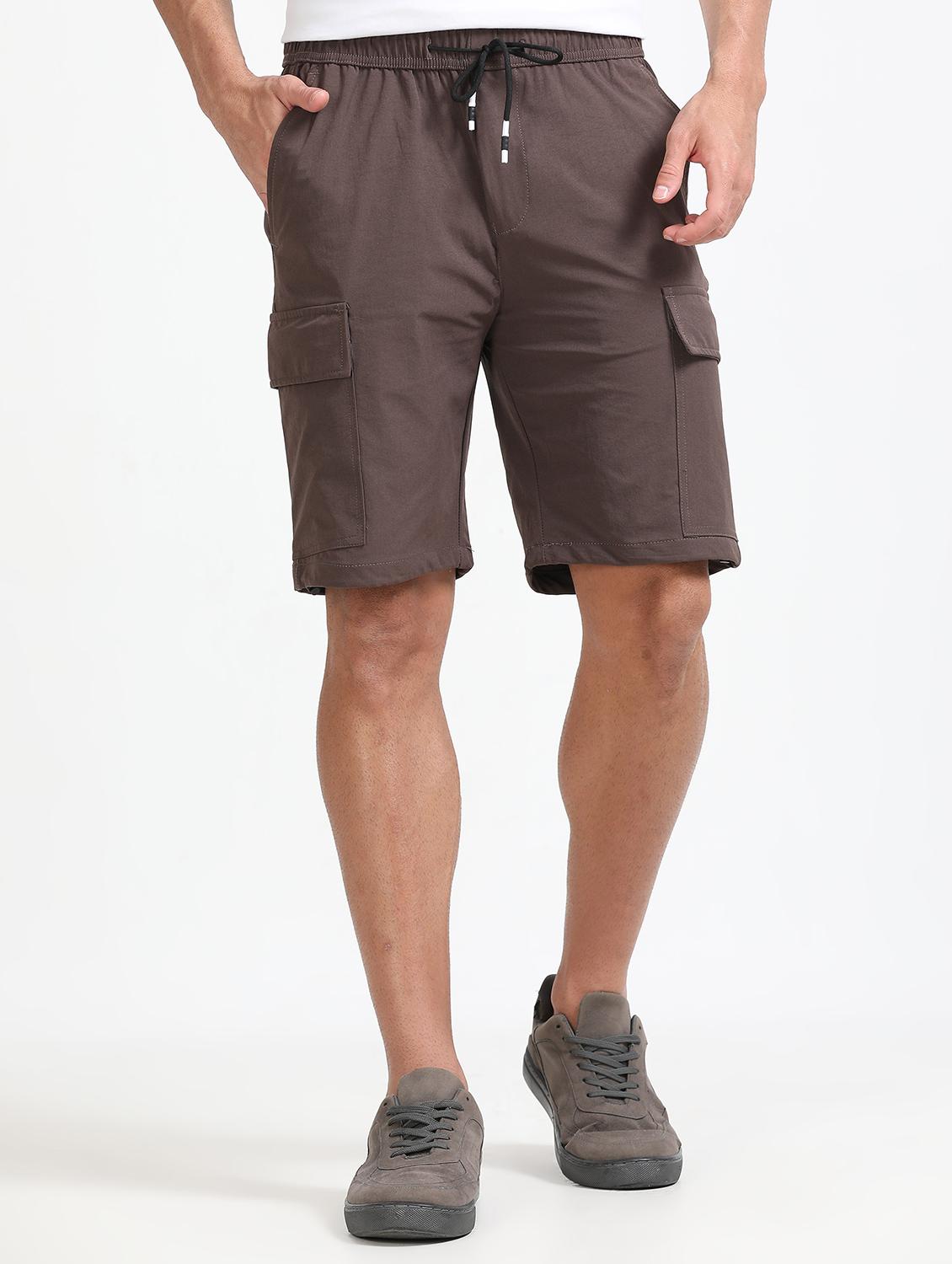 men solid mid rise regular fit cargo shorts - 22052648 - Zoom Image - 0