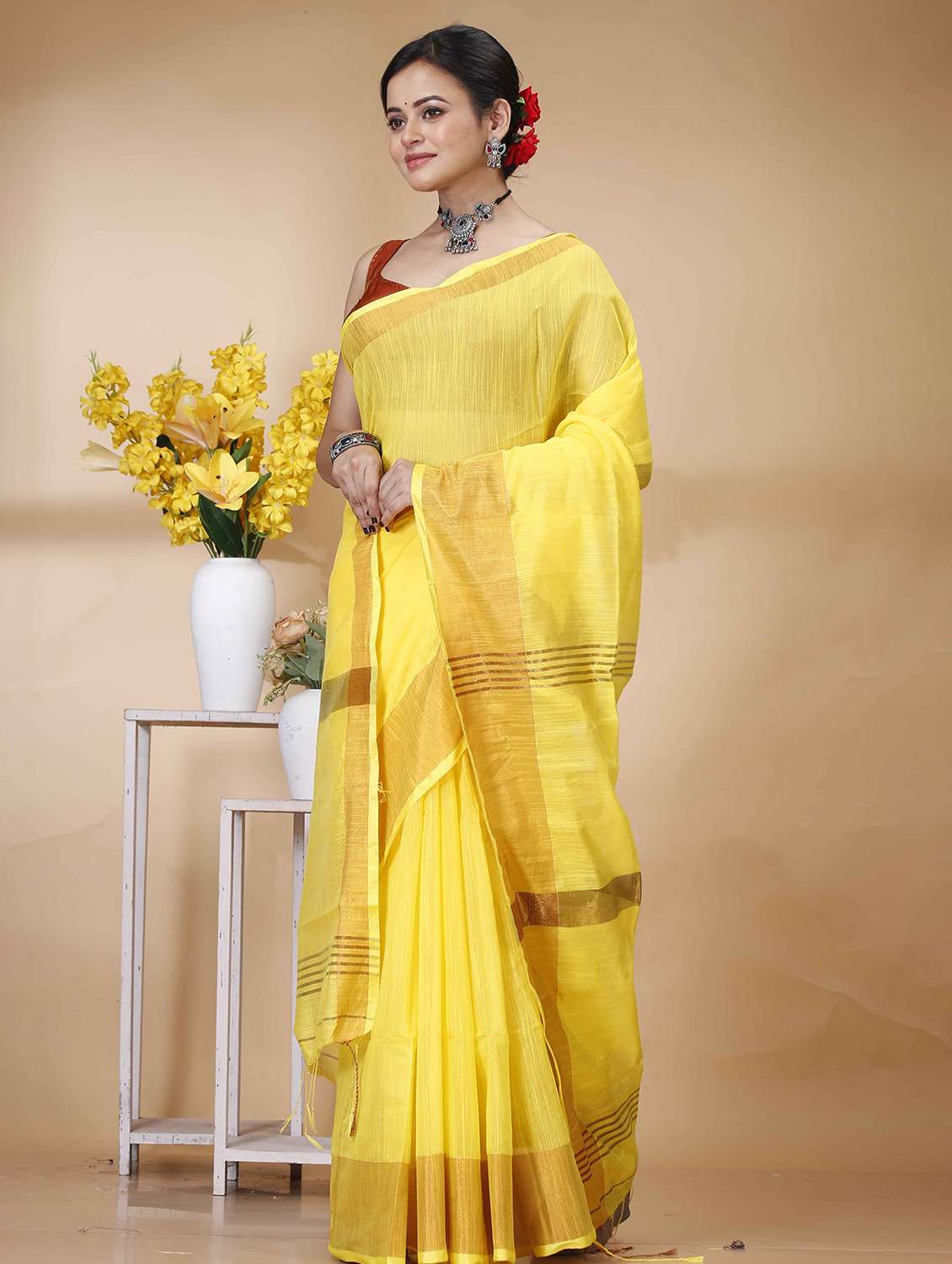 women solid with bordered handloom saree - 22056247 - Standard Image - 1