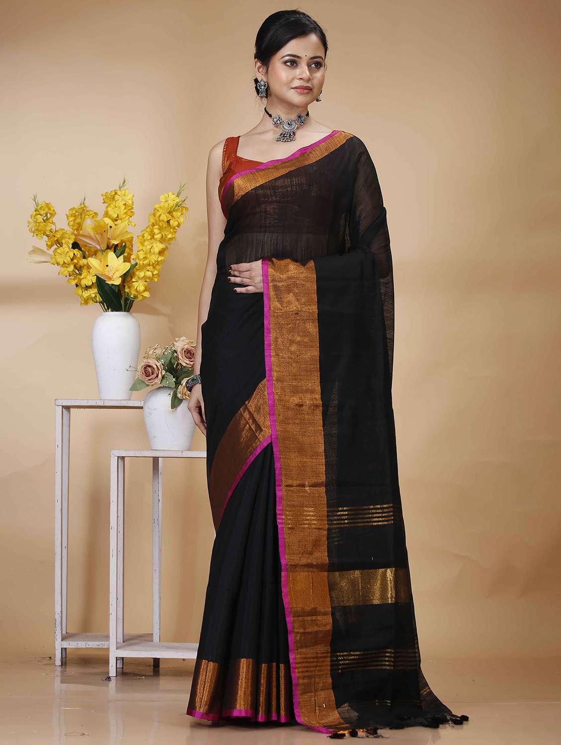 women solid with bordered handloom saree - 22056641 -  Zoom Image - 0
