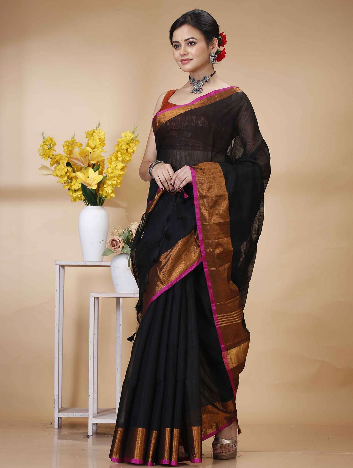 women solid with bordered handloom saree - 22056641 -  Standard Image - 1