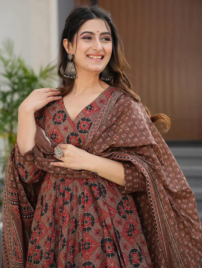 women three quarter sleeve kurta palazzo with dupatta set - 22057671 - Standard Image - 4