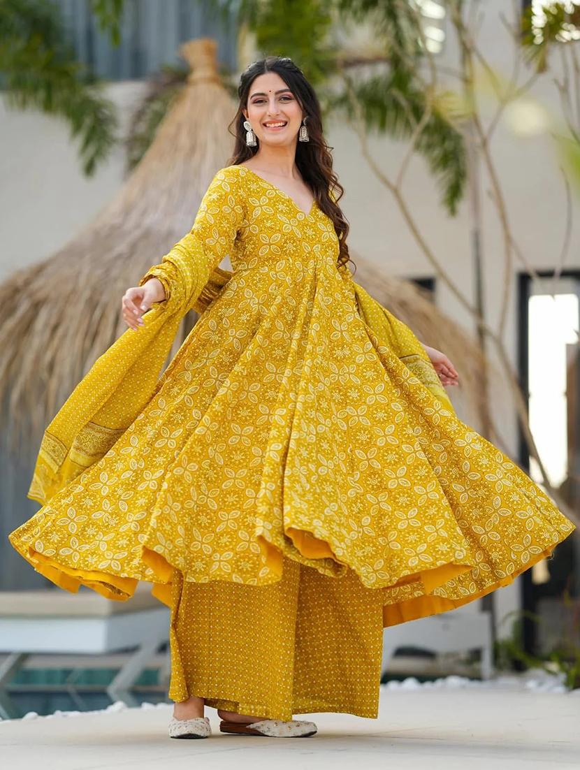 women three quarter sleeve kurta palazzo with dupatta set - 22057674 - Standard Image - 1