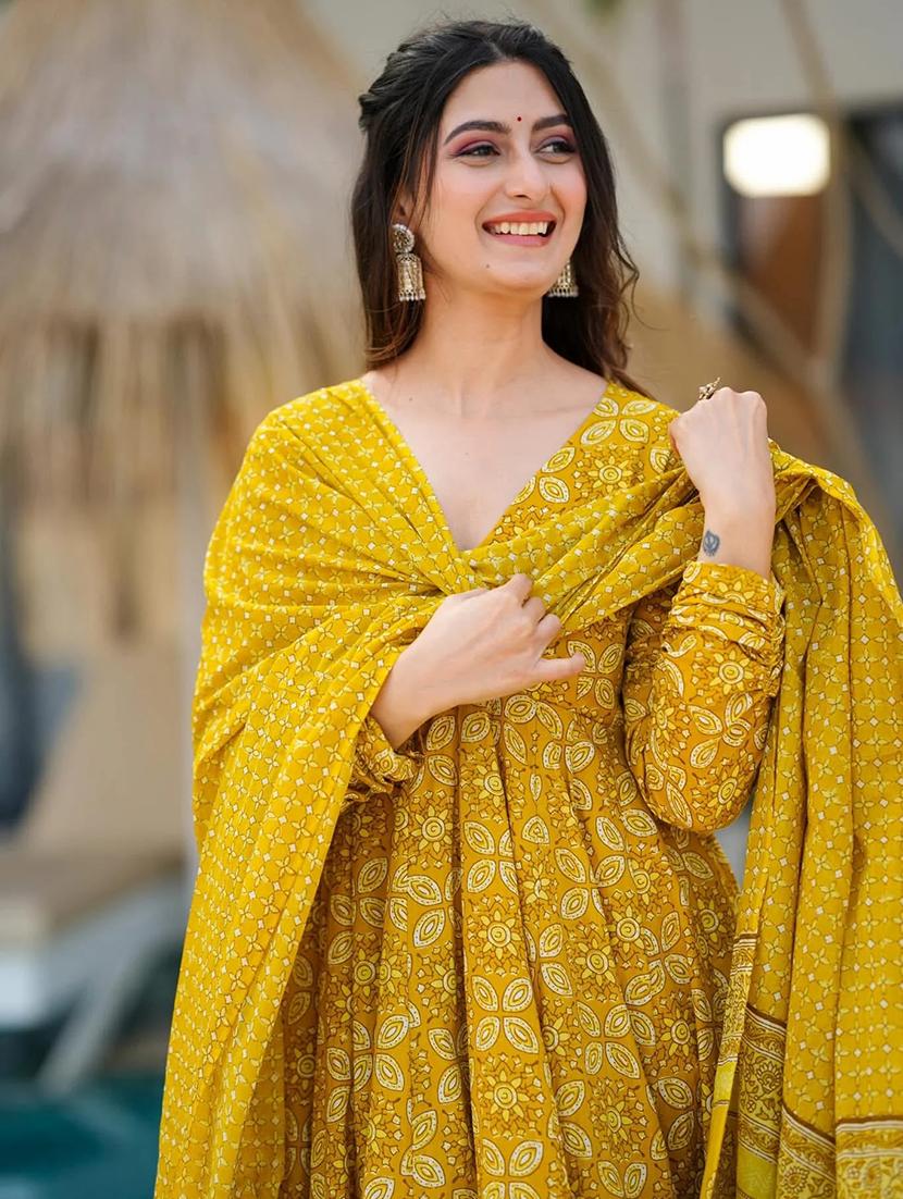 women three quarter sleeve kurta palazzo with dupatta set - 22057674 - Standard Image - 4