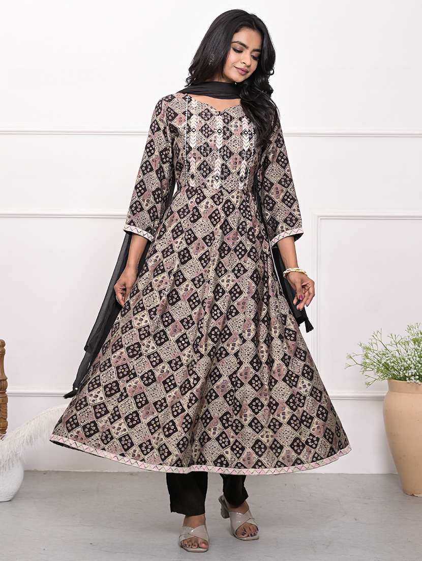 women three quarter sleeve kurta and pant with dupatta  - 22058059 -  Standard Image - 4