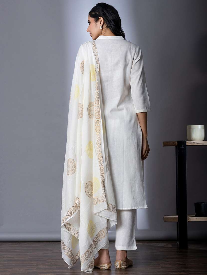 women three quarter sleeve kurta and pant with dupatta  - 22058246 -  Standard Image - 4