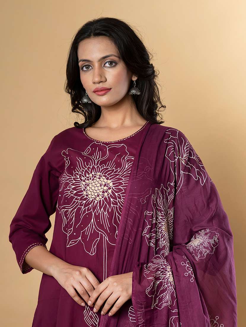 women three quarter sleeve kurta and pant with dupatta  - 22058268 -  Standard Image - 4