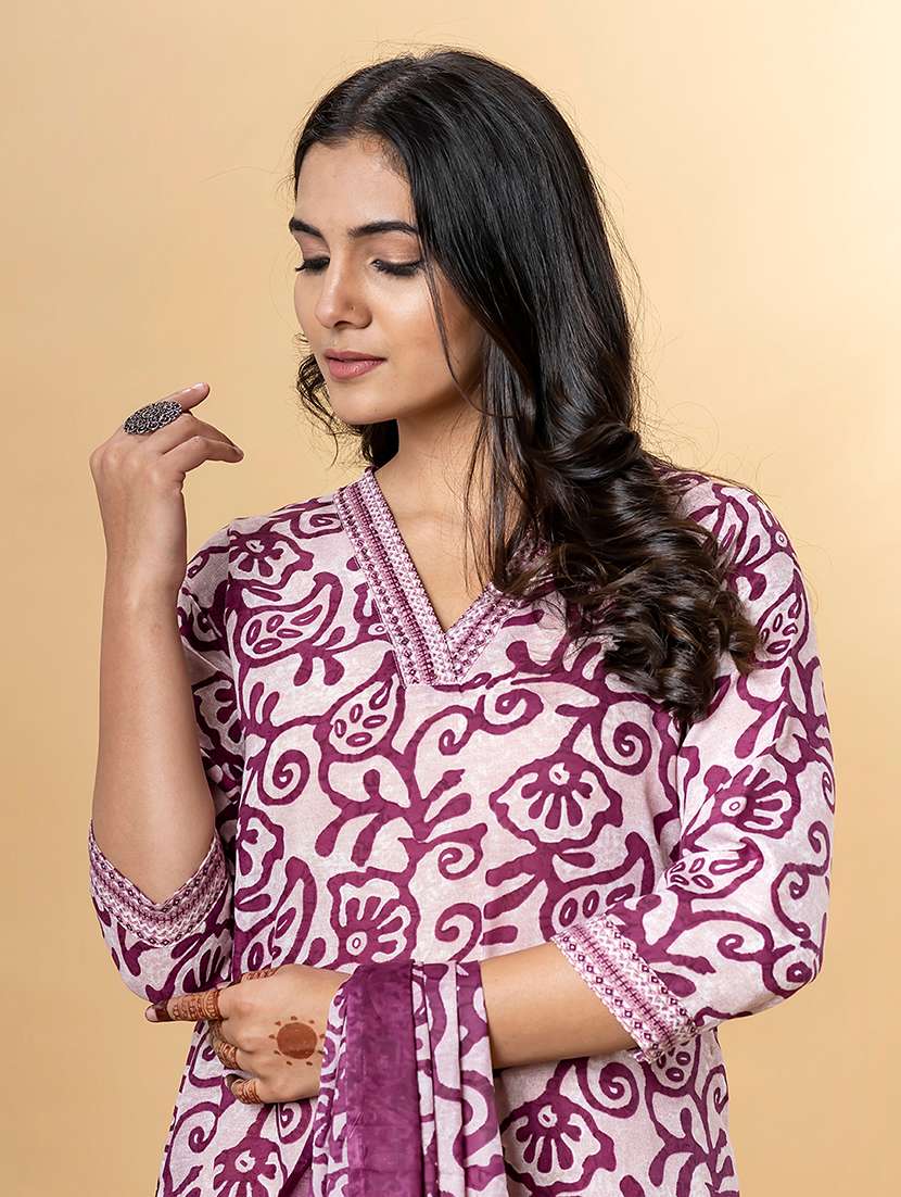 women three quarter sleeve kurta and pant with dupatta - 22058274 - Standard Image - 4