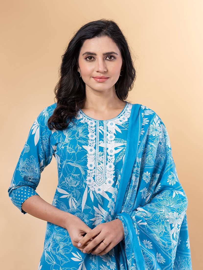 women three quarter sleeve kurta and pant with dupatta  - 22058299 -  Standard Image - 4