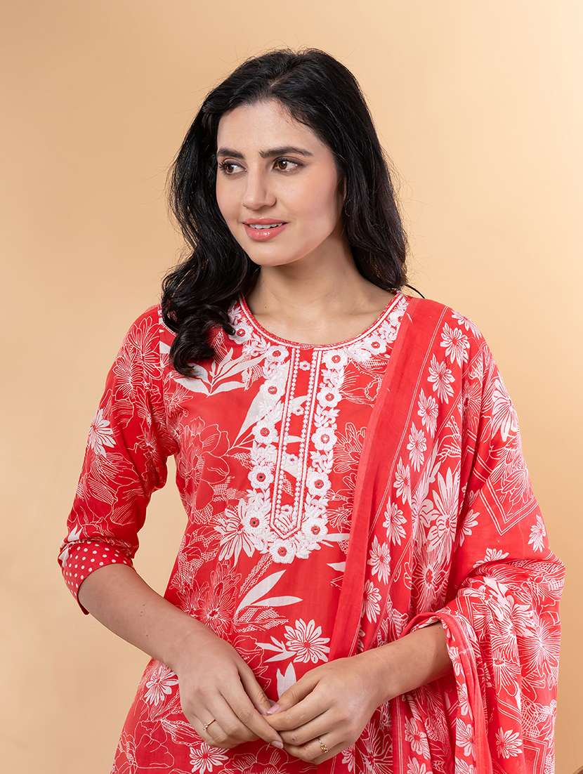 women three quarter sleeve kurta and pant with dupatta  - 22058300 -  Standard Image - 4