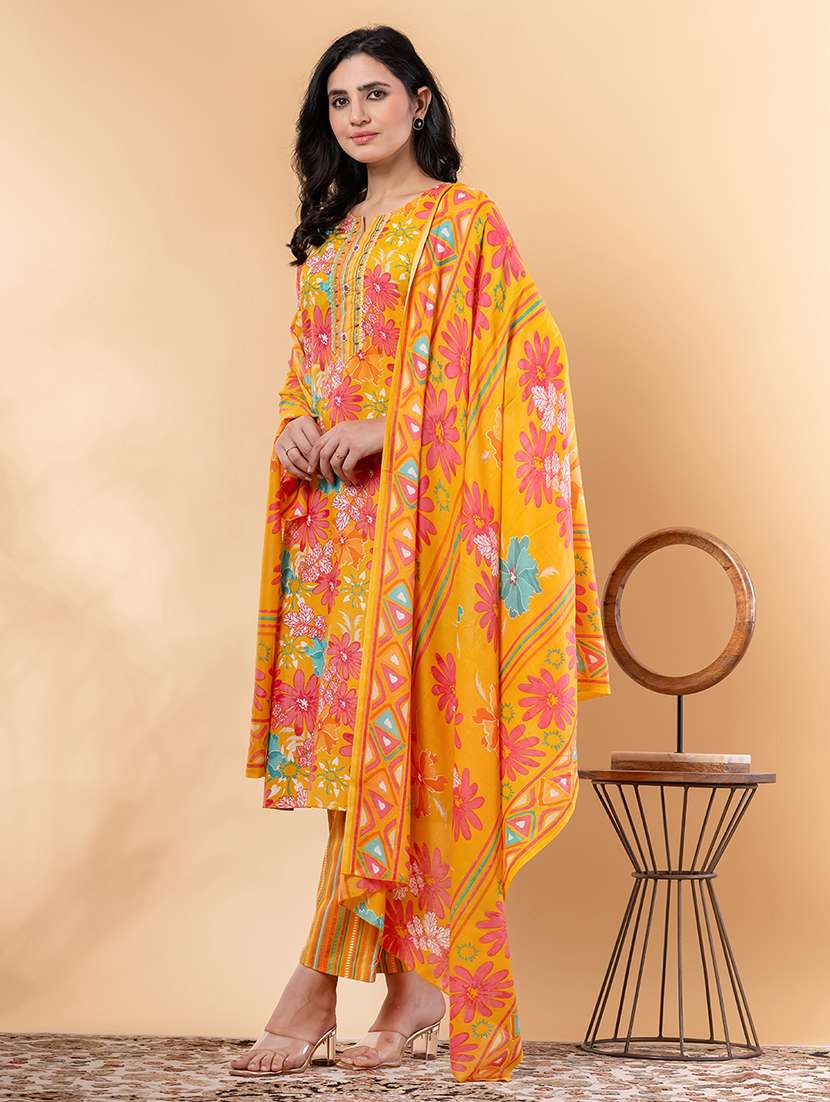 women three quarter sleeve kurta and pant with dupatta  - 22058306 -  Standard Image - 1