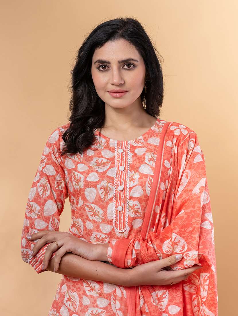 women three quarter sleeve kurta and pant with dupatta  - 22058307 -  Standard Image - 4