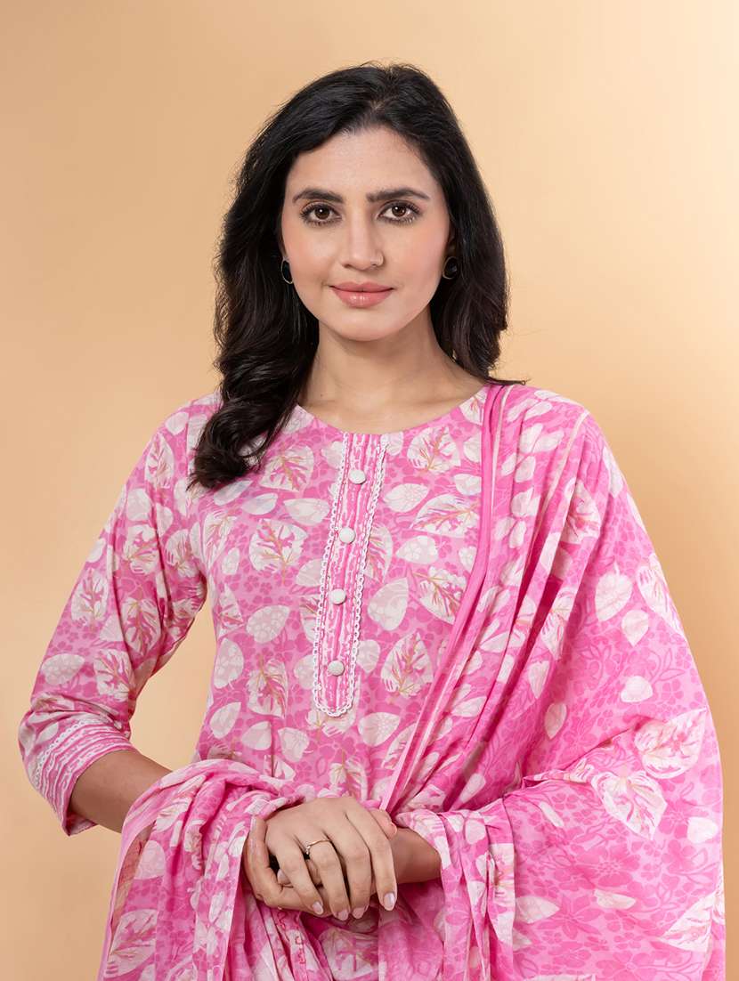 women three quarter sleeve kurta and pant with dupatta - 22058308 - Standard Image - 4