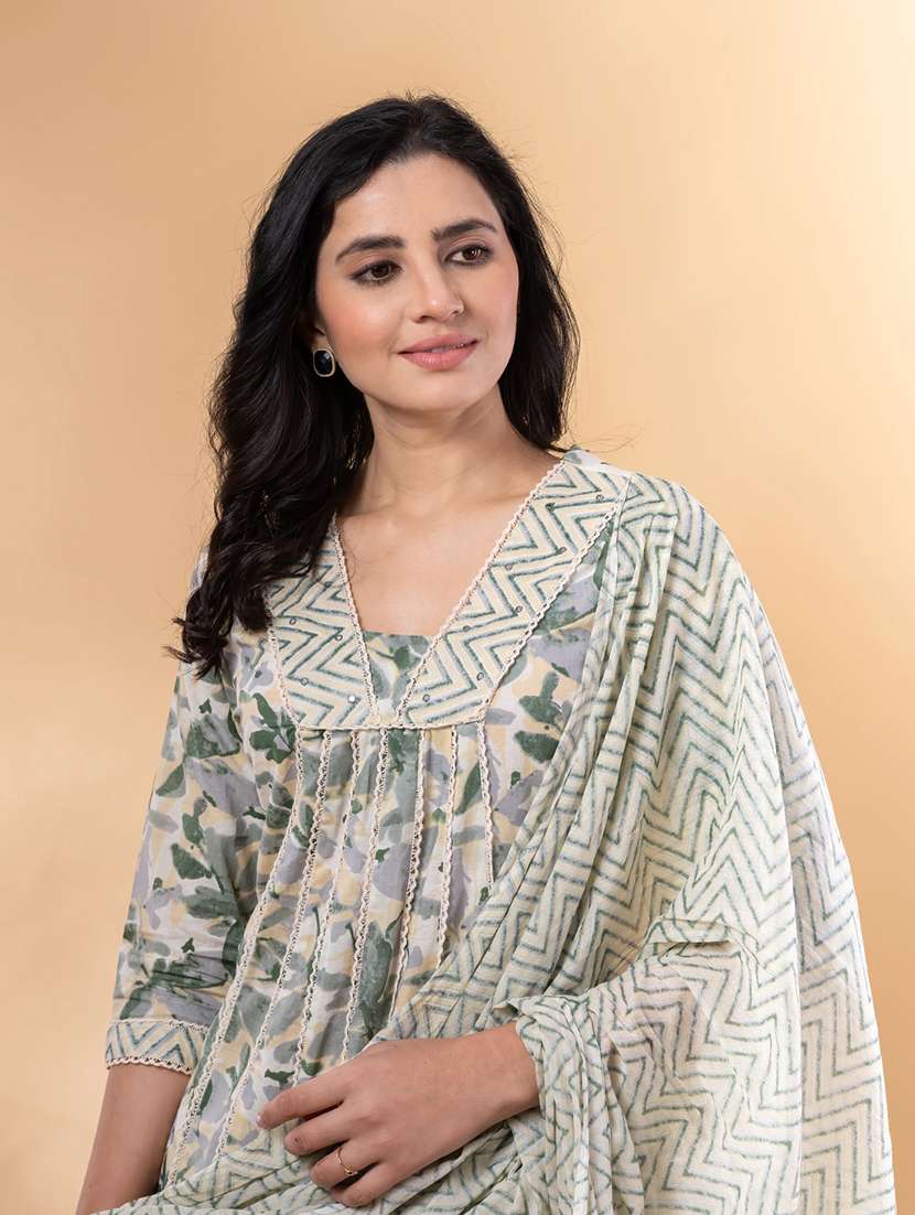 women three quarter sleeve kurta and pant with dupatta  - 22058309 -  Standard Image - 4