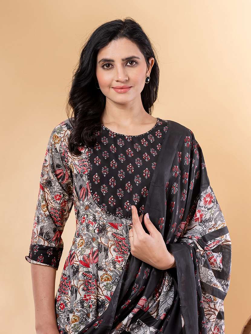 women three quarter sleeve kurta pant with dupatta set - 22058320 -  Standard Image - 4