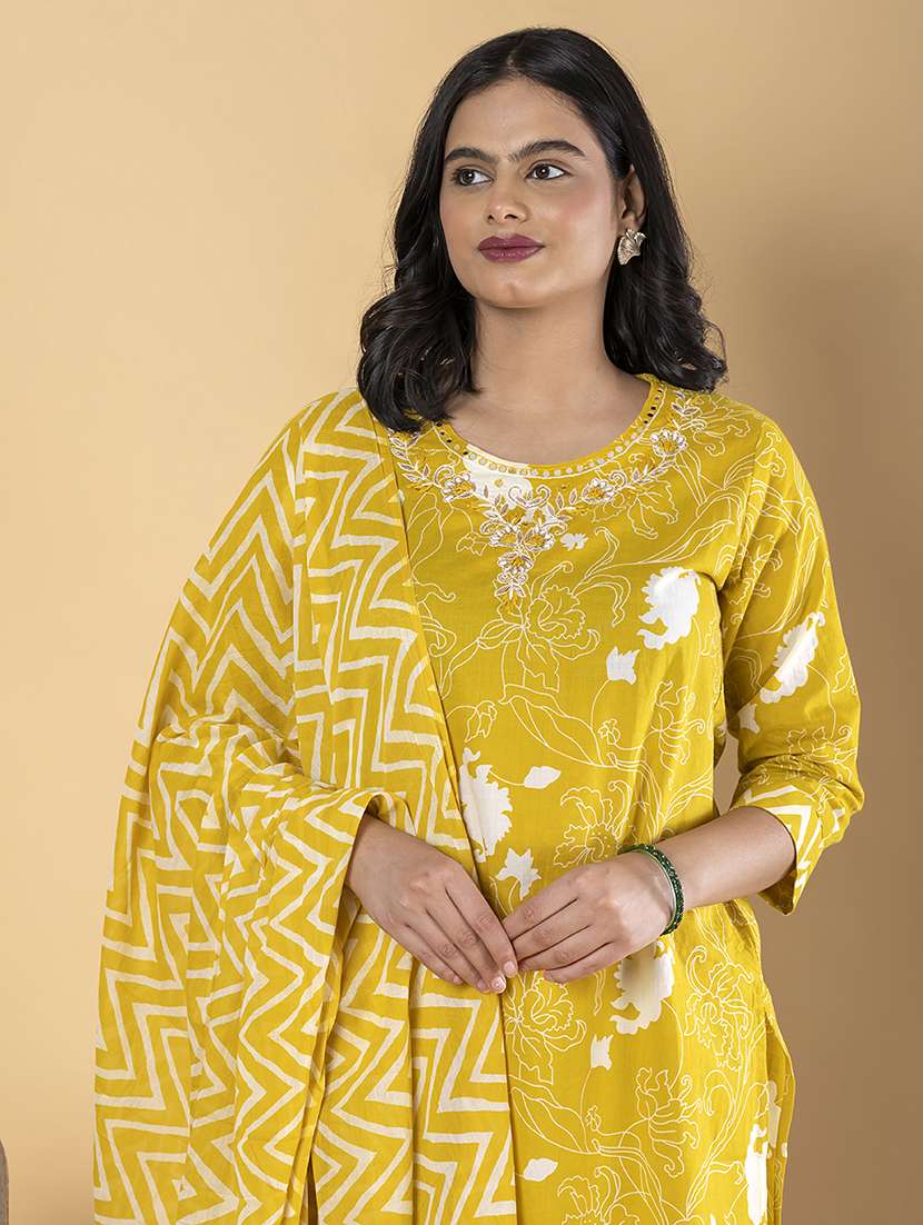 women three quarter sleeve kurta pant with dupatta set - 22058376 -  Standard Image - 4