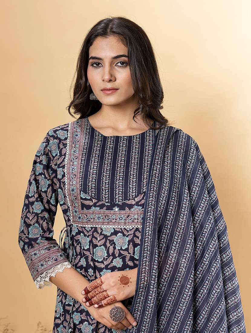 women three quarter sleeve kurta pant with dupatta set - 22058461 -  Standard Image - 4