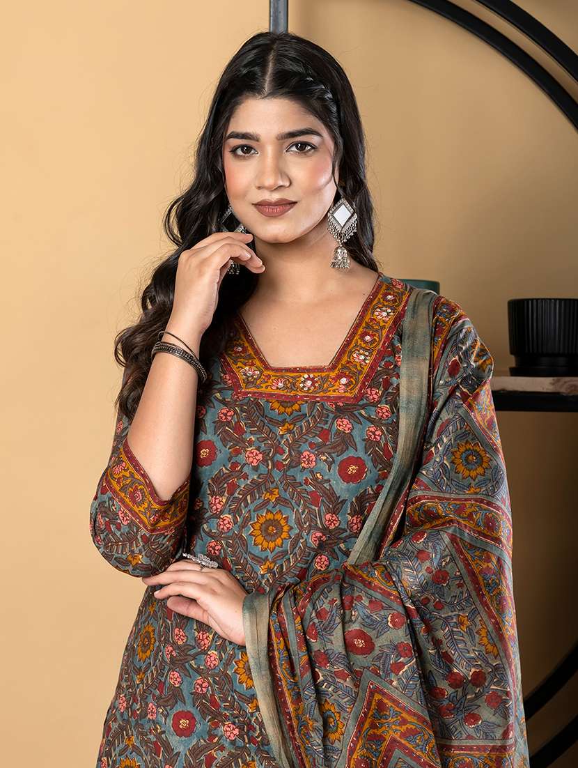 women three quarter sleeve kurta pant with dupatta set - 22058492 -  Standard Image - 4