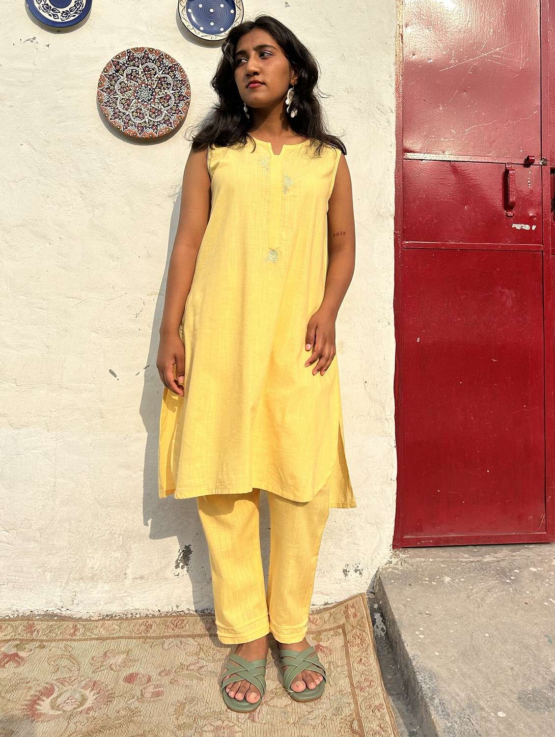 women solid with work sleeveless kurta pant set