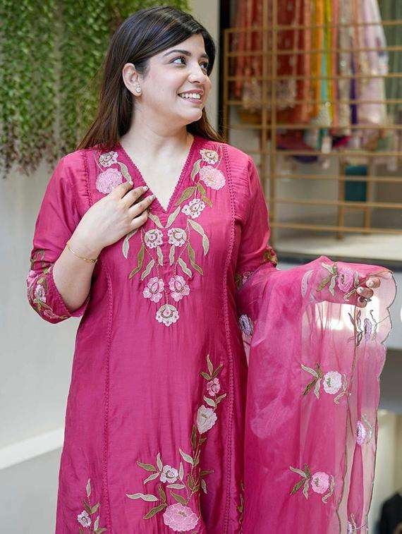 women three quarter sleeve kurta pant with dupatta set - 22060172 -  Standard Image - 1