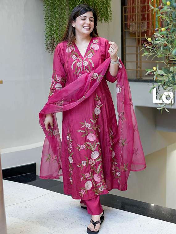 women three quarter sleeve kurta pant with dupatta set - 22060192 -  Standard Image - 1