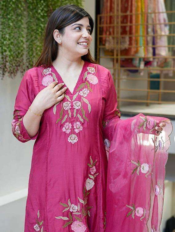 women three quarter sleeve kurta pant with dupatta set - 22060192 -  Standard Image - 1