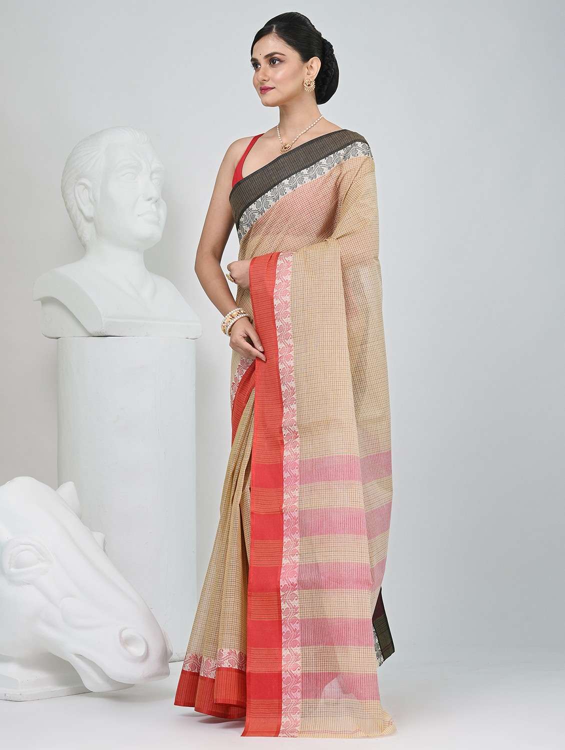 women checkered handloom saree - 22060655 - Standard Image - 4