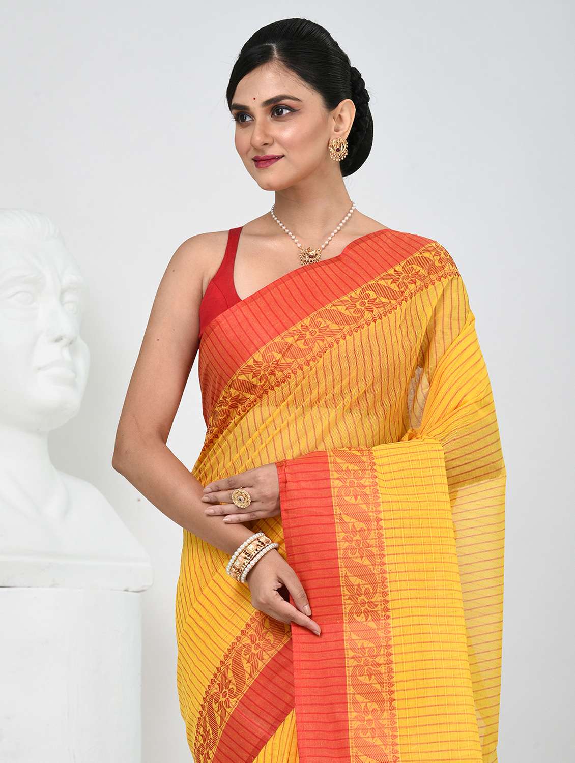 women striped tant saree - 22060662 -  Standard Image - 4