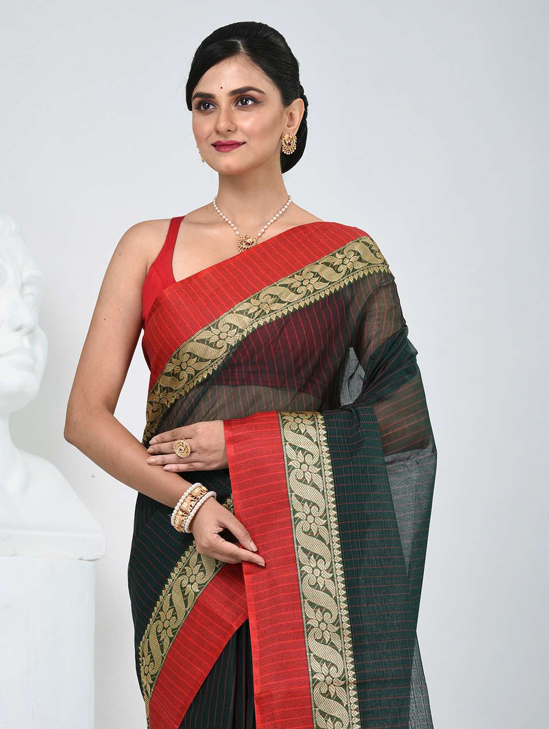 women striped tant saree - 22060663 -  Standard Image - 4