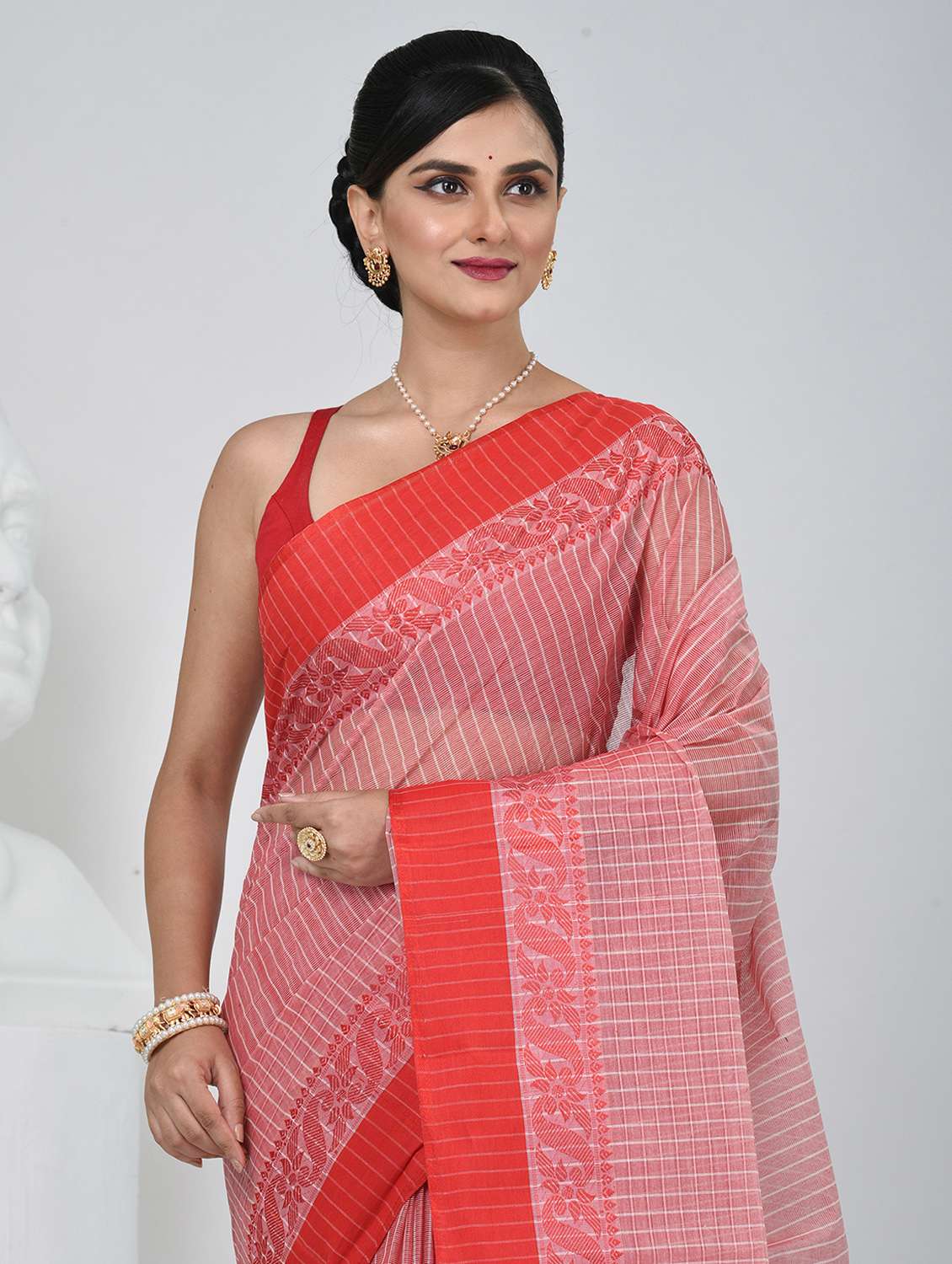 women striped tant saree - 22060664 - Standard Image - 4