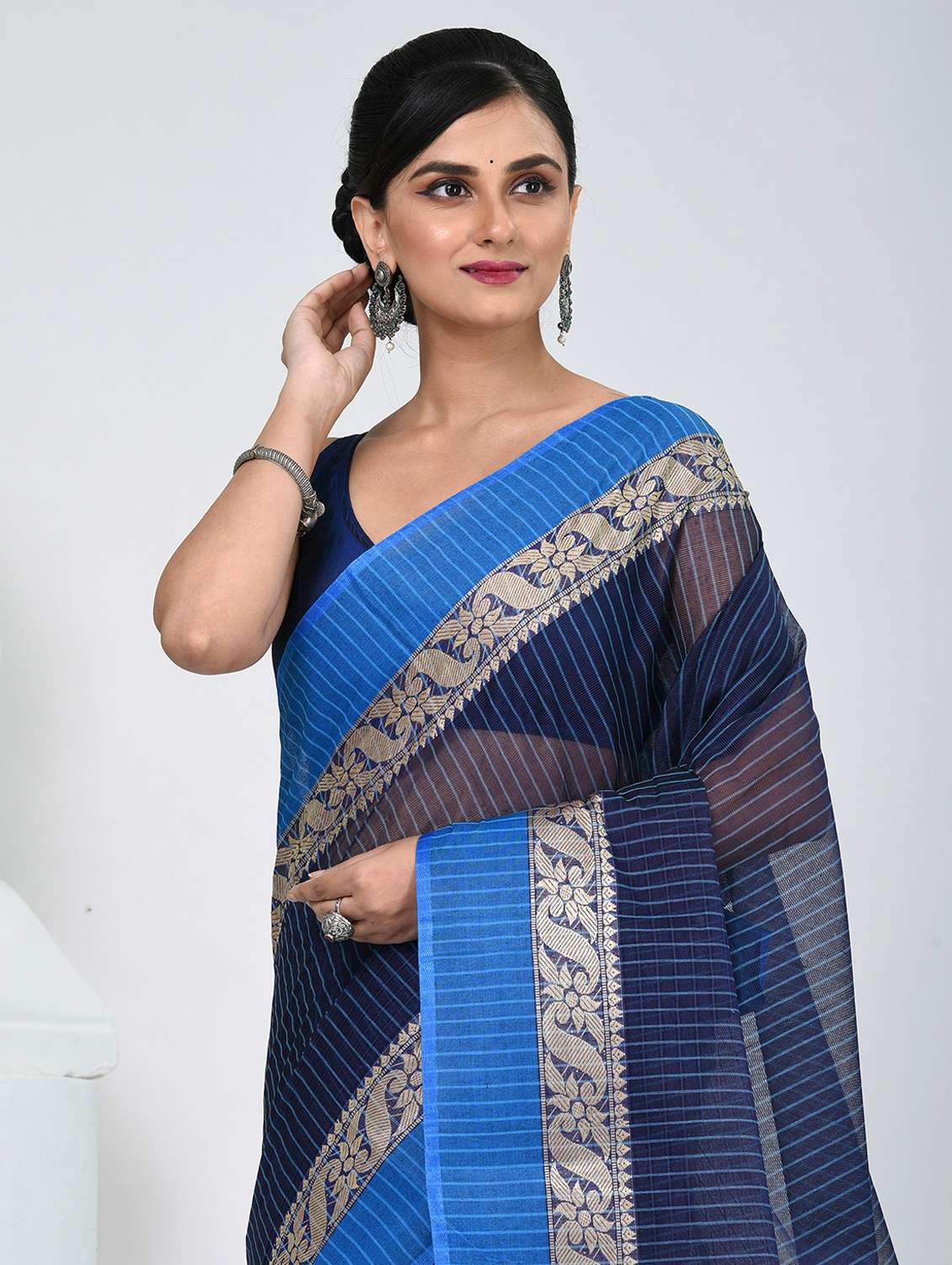 women striped tant saree - 22060666 -  Standard Image - 4