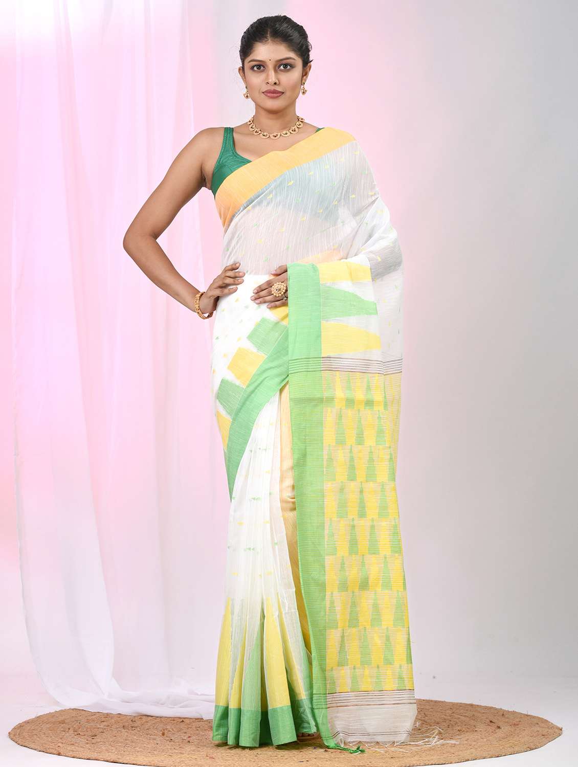 women self design handloom saree with blouse