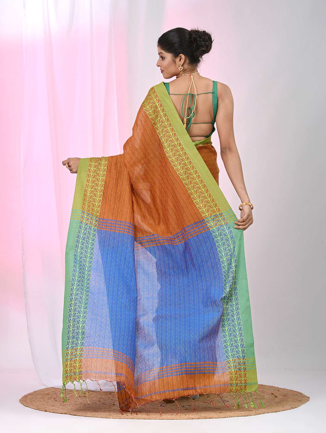 women self design handloom saree with blouse - 22060673 -  Standard Image - 4
