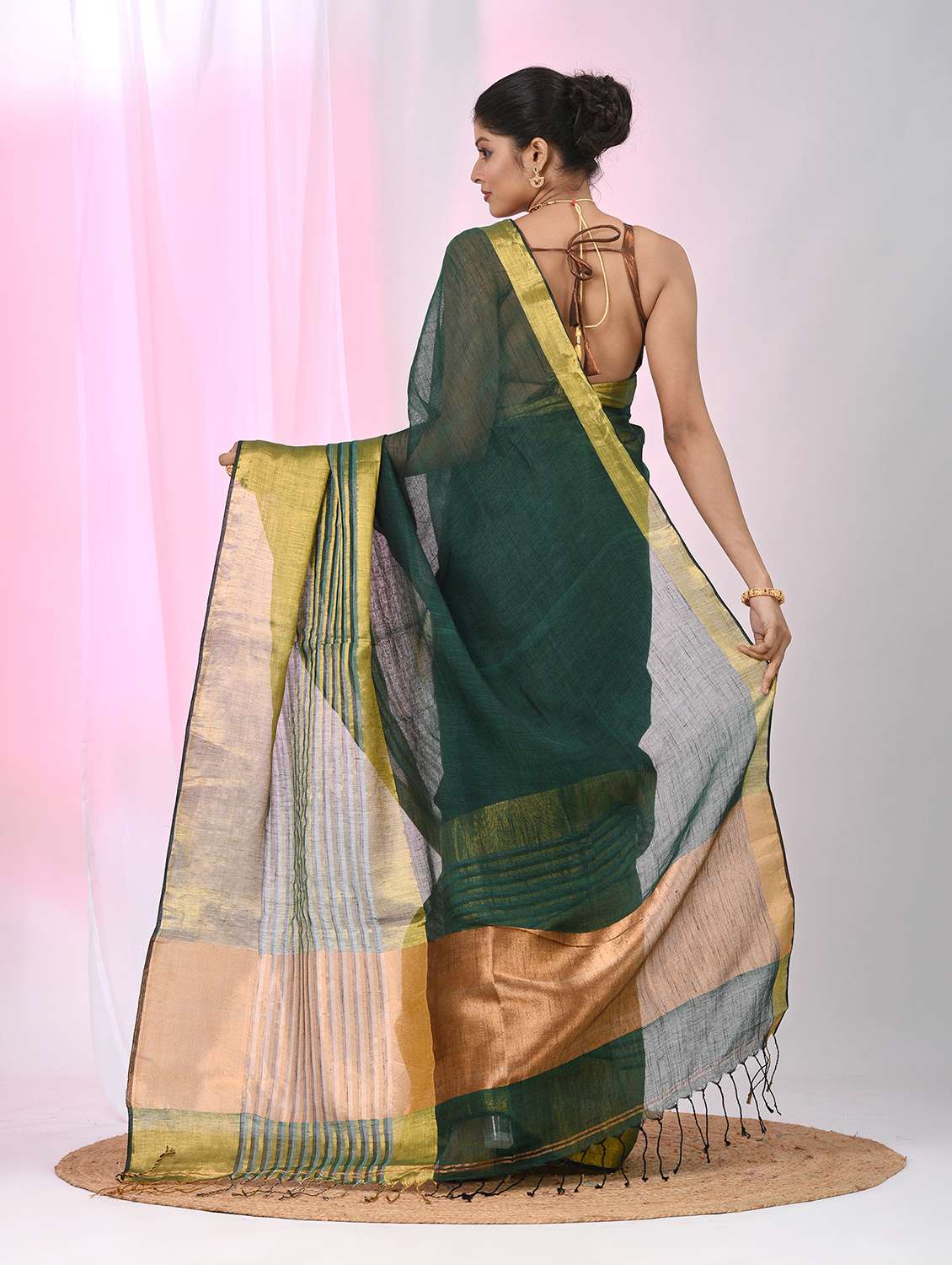 women self design handloom saree with blouse - 22060693 - Standard Image - 4