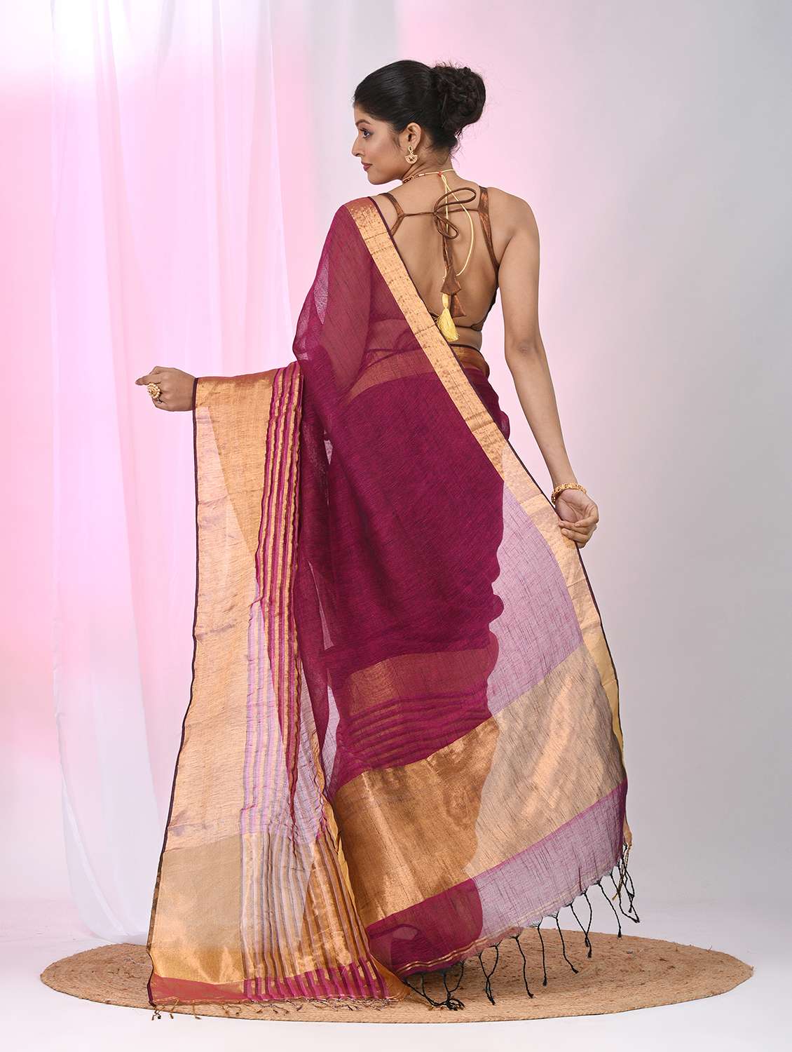 women self design handloom saree with blouse - 22060694 - Standard Image - 4