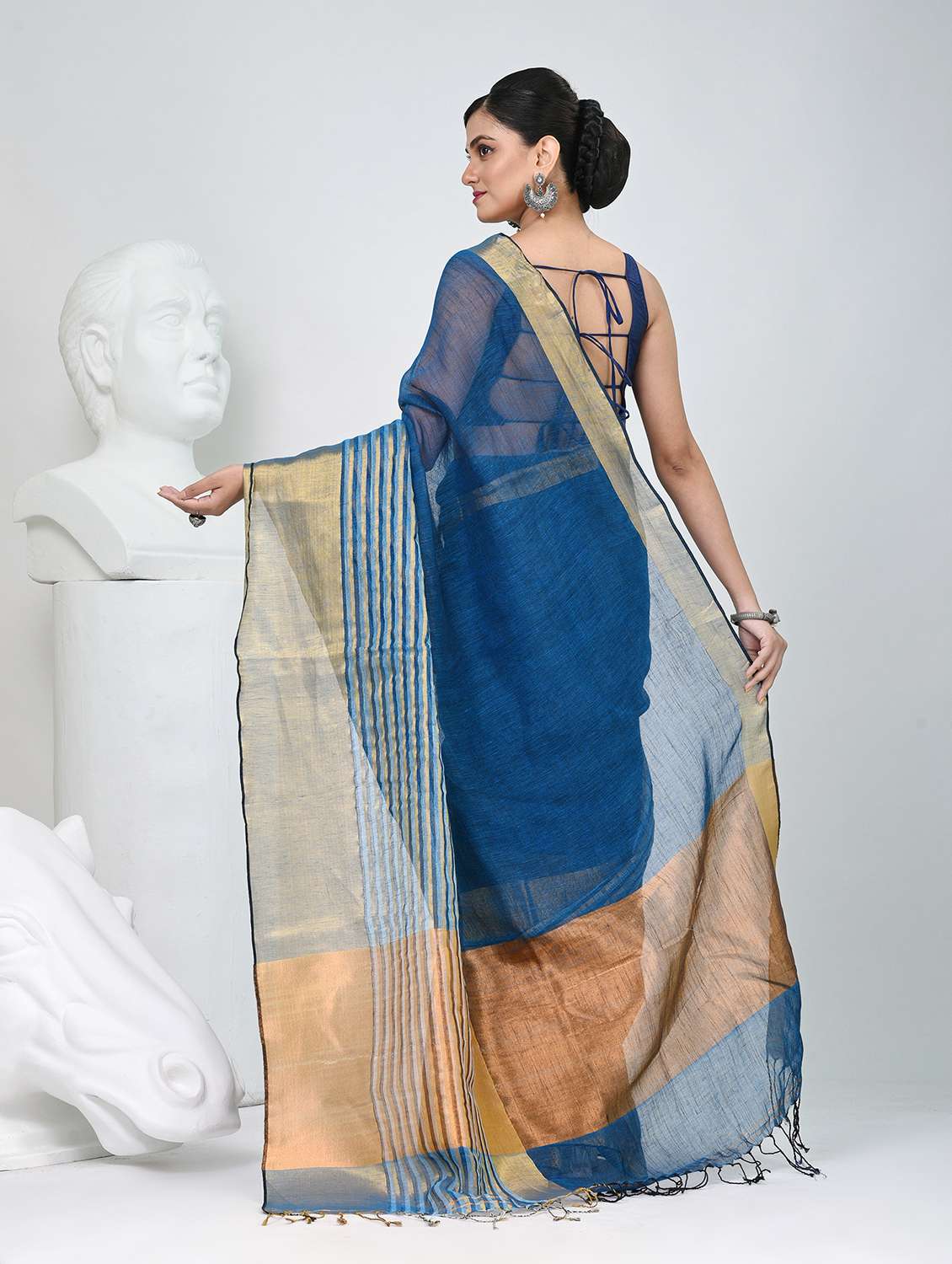 women self design handloom saree with blouse - 22060695 - Standard Image - 4