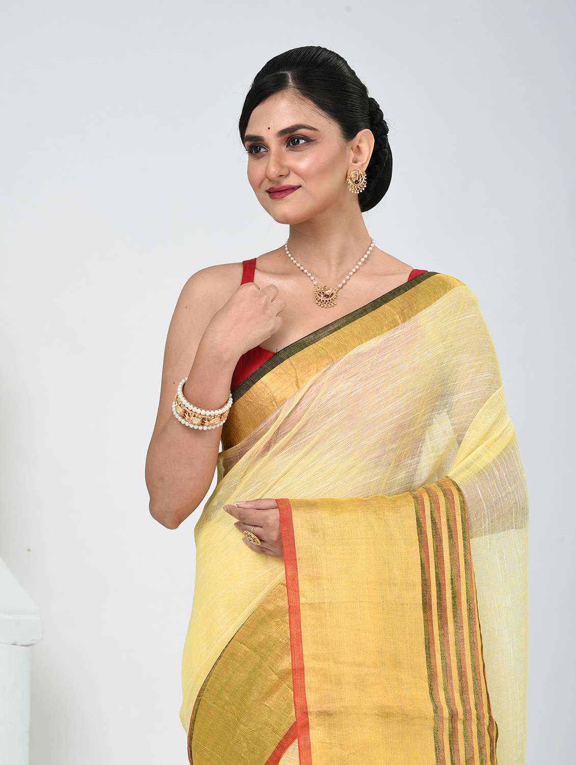 women self design handloom saree with blouse - 22060696 - Standard Image - 1