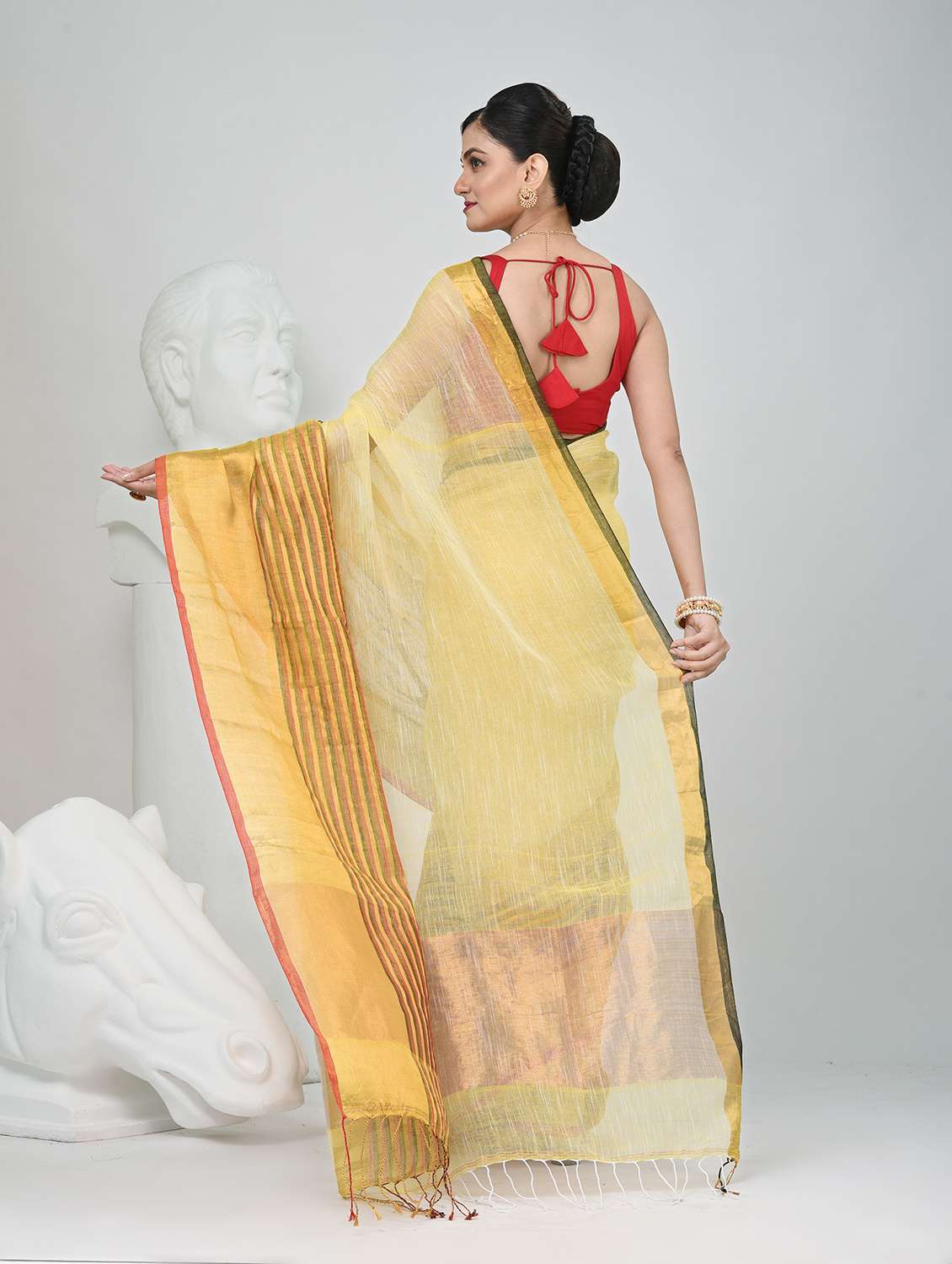 women self design handloom saree with blouse - 22060696 - Standard Image - 4