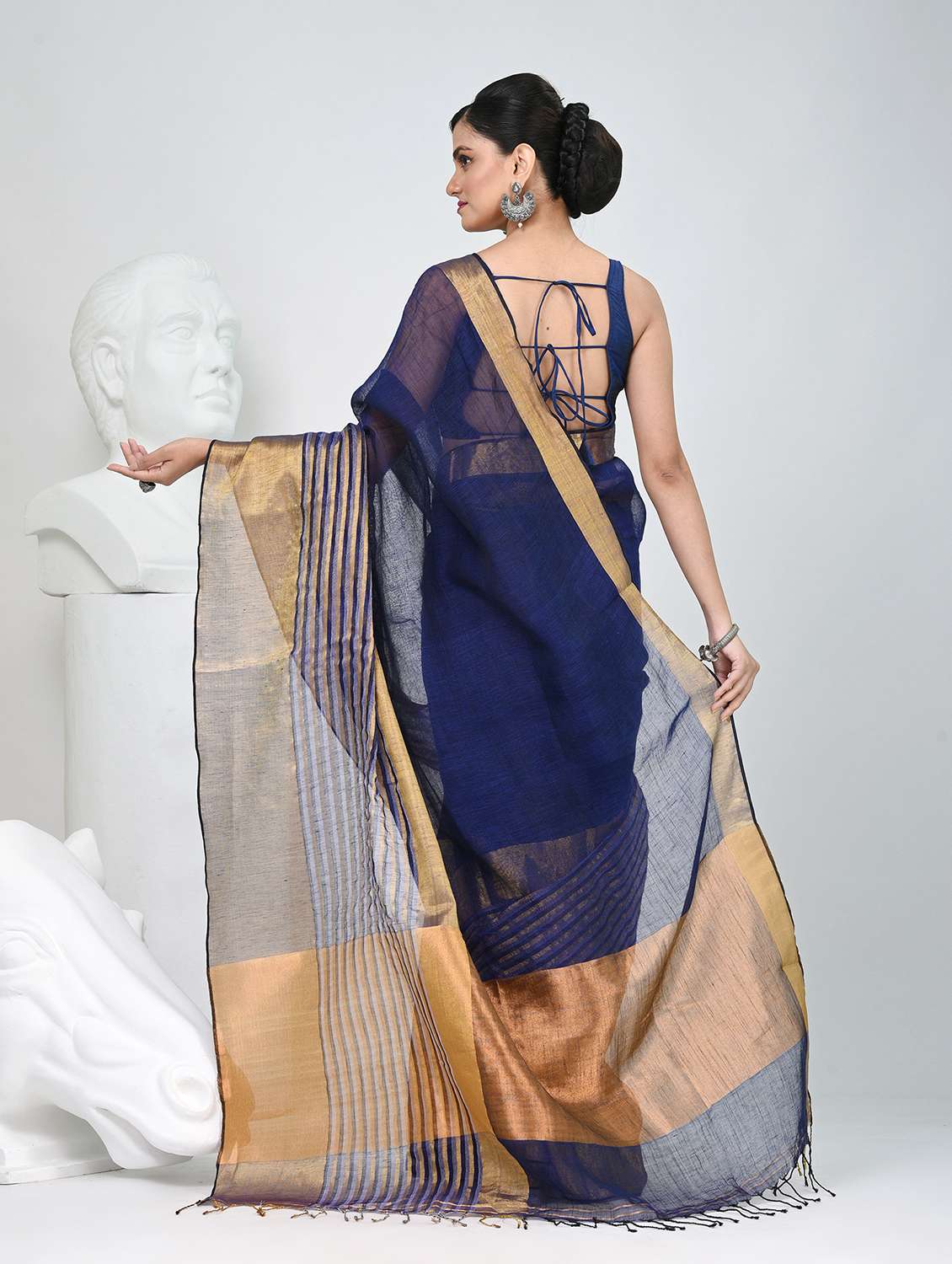women self design handloom saree with blouse - 22060697 - Standard Image - 4