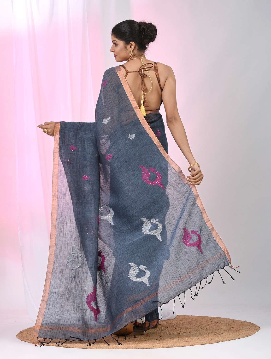 women self design handloom saree with blouse - 22060699 - Standard Image - 4