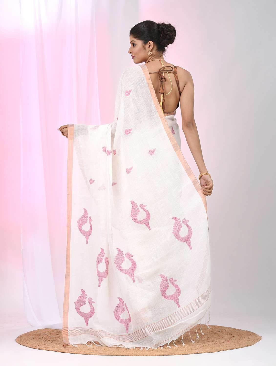 women self design handloom saree with blouse - 22060700 - Standard Image - 4