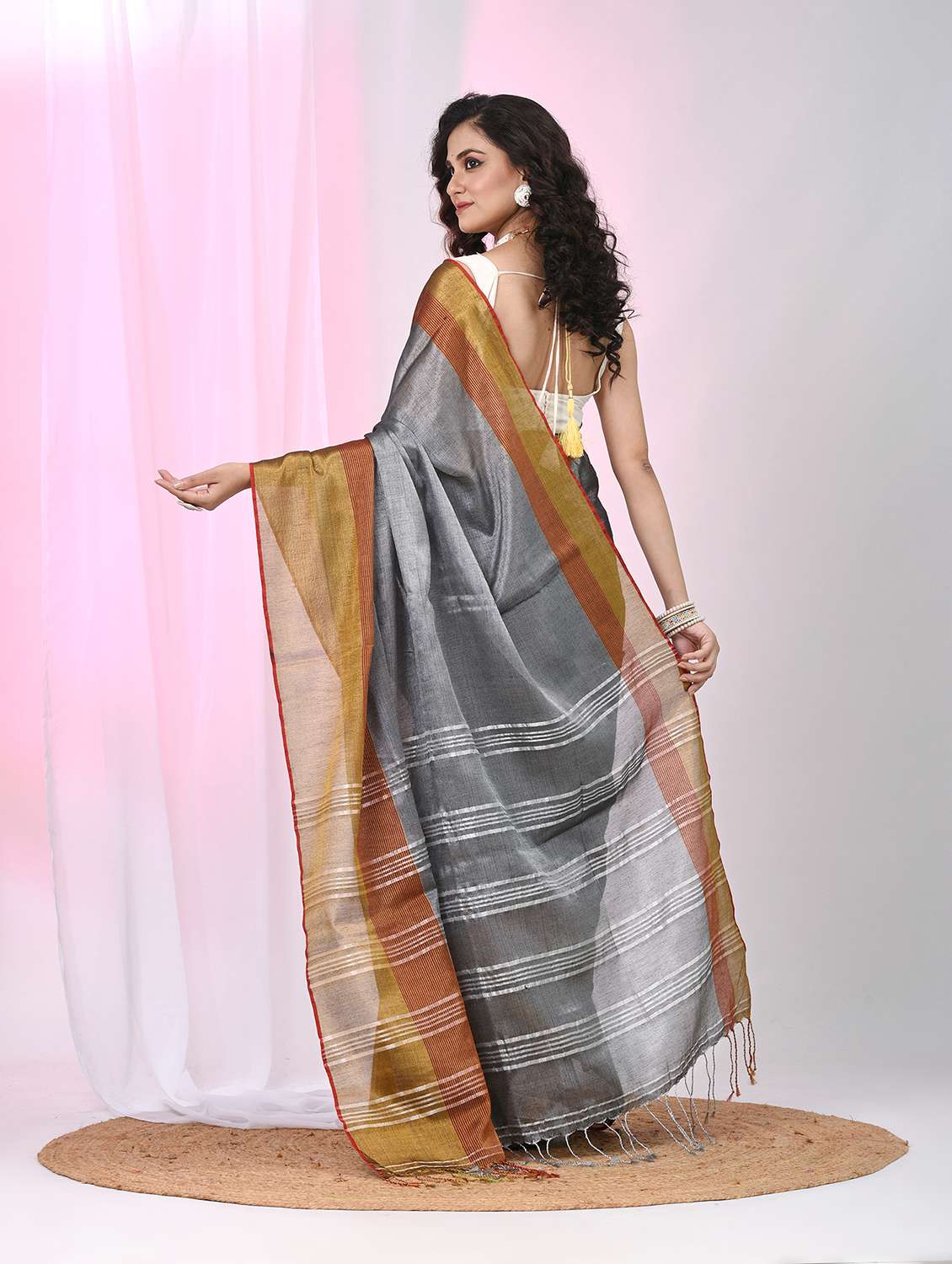 women solid with bordered handloom saree with blouse - 22060713 -  Standard Image - 4