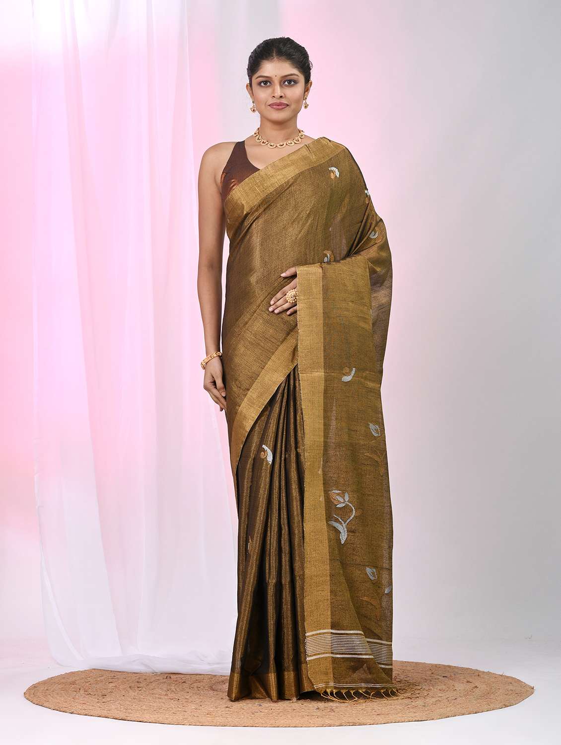 women self design handloom saree with blouse