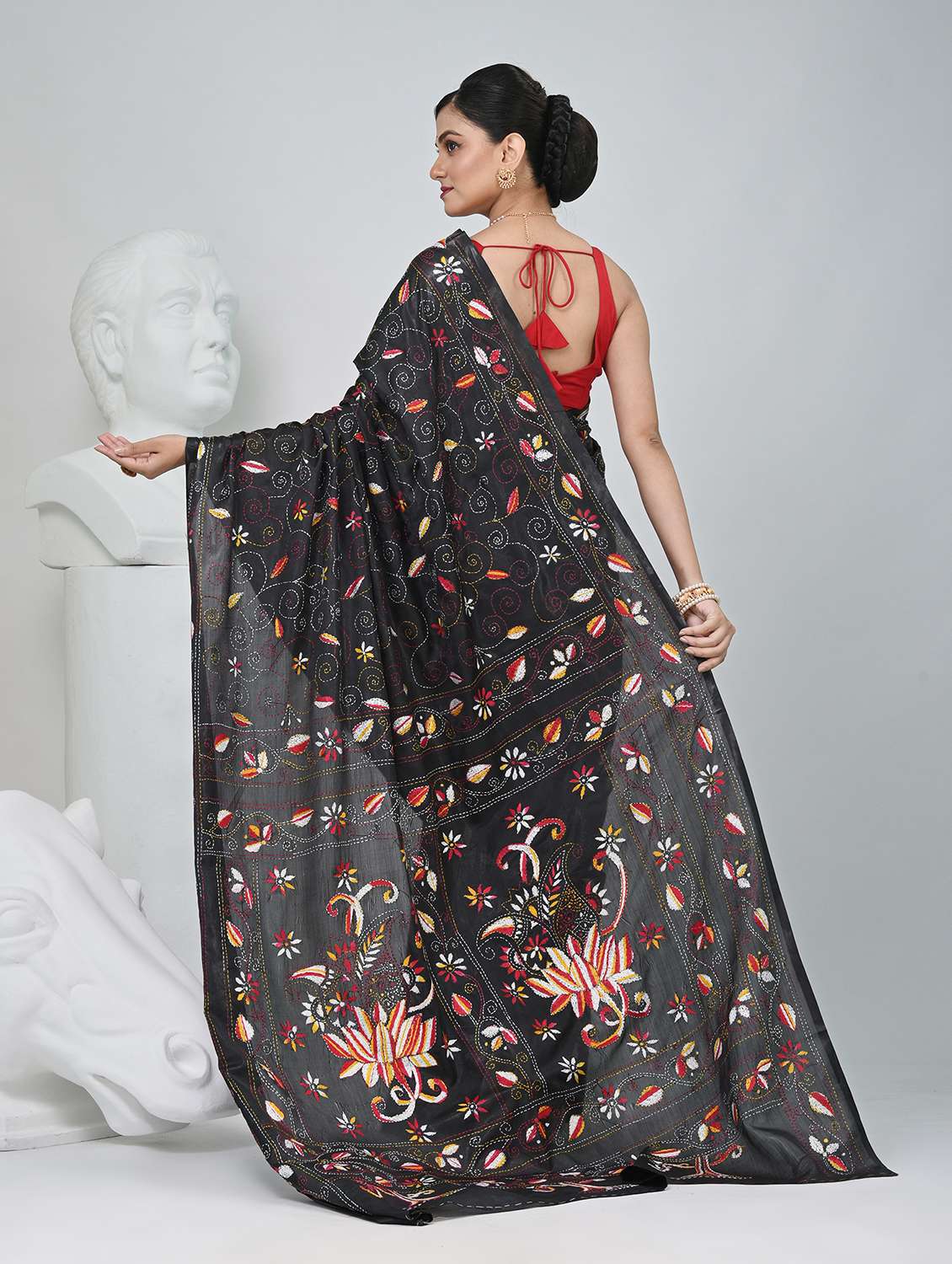 women solid with work handloom saree with blouse - 22060747 - Standard Image - 4