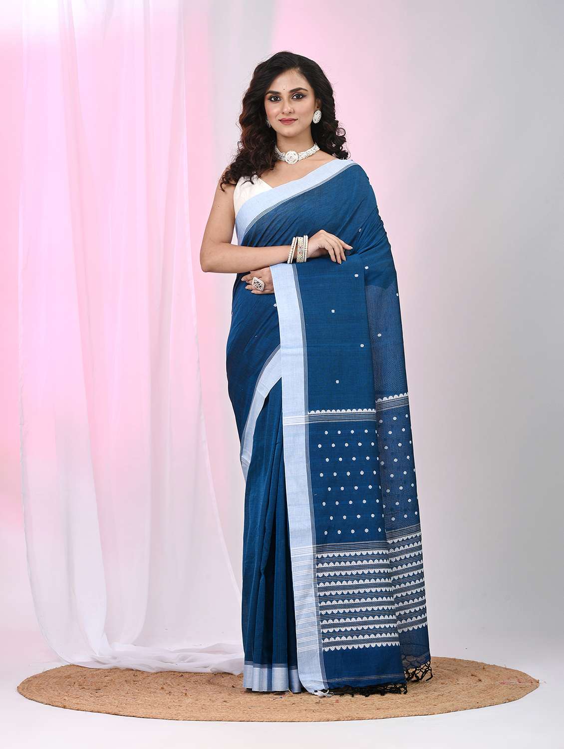 women self design handloom saree with blouse