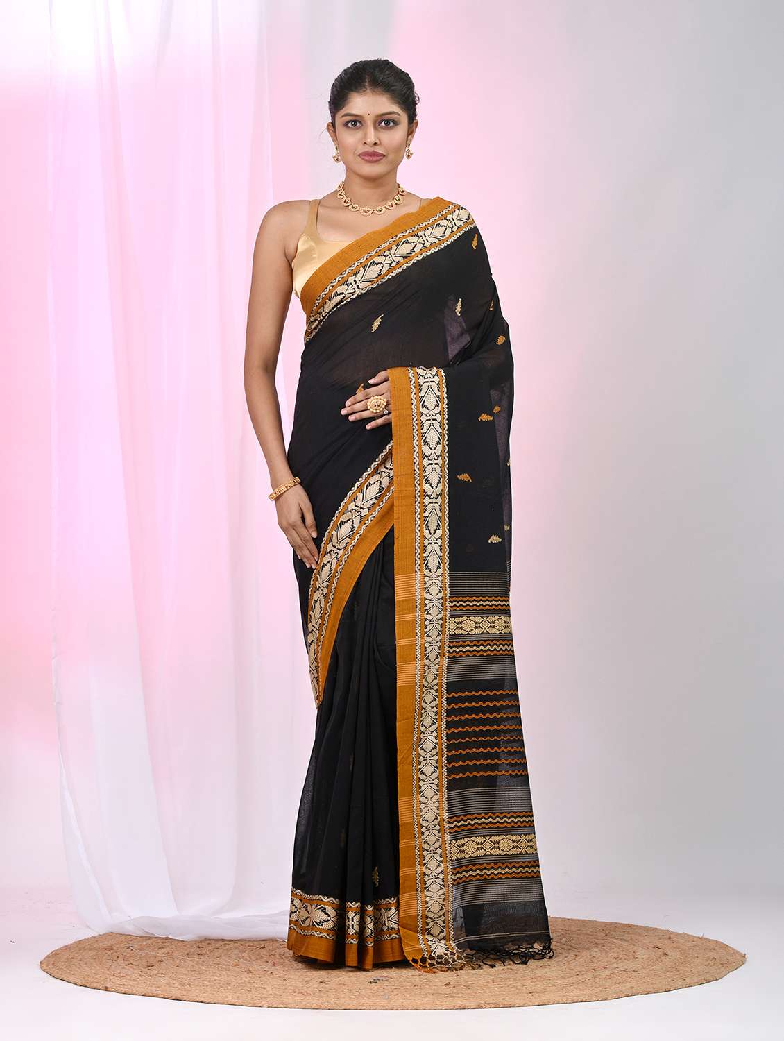 women self design handloom saree with blouse - 22060777 - Zoom Image - 0